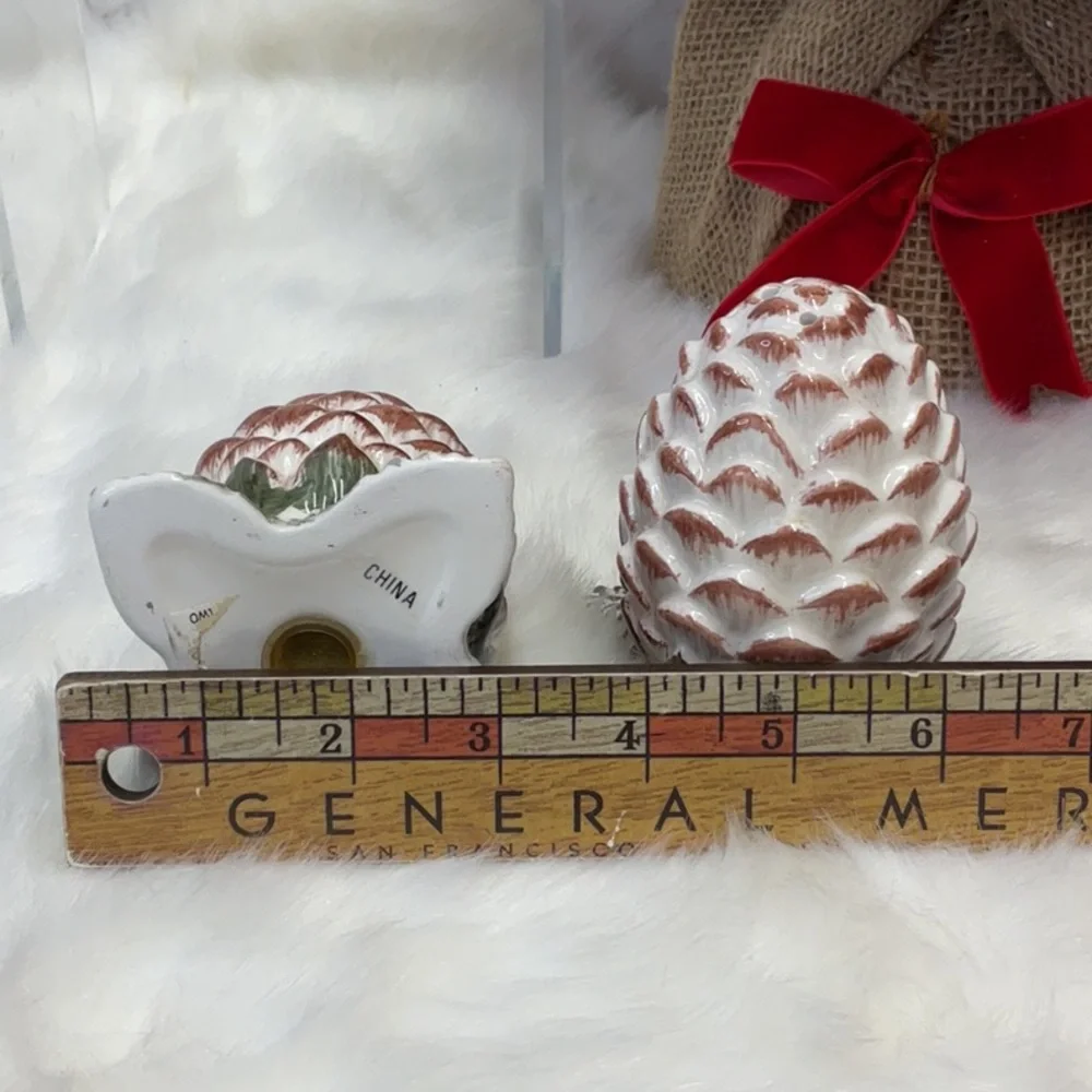 Pinecone salt and pepper shakers - Picture 8 of 9